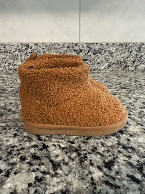 Toddler Fuzzy Bear Paw Boots